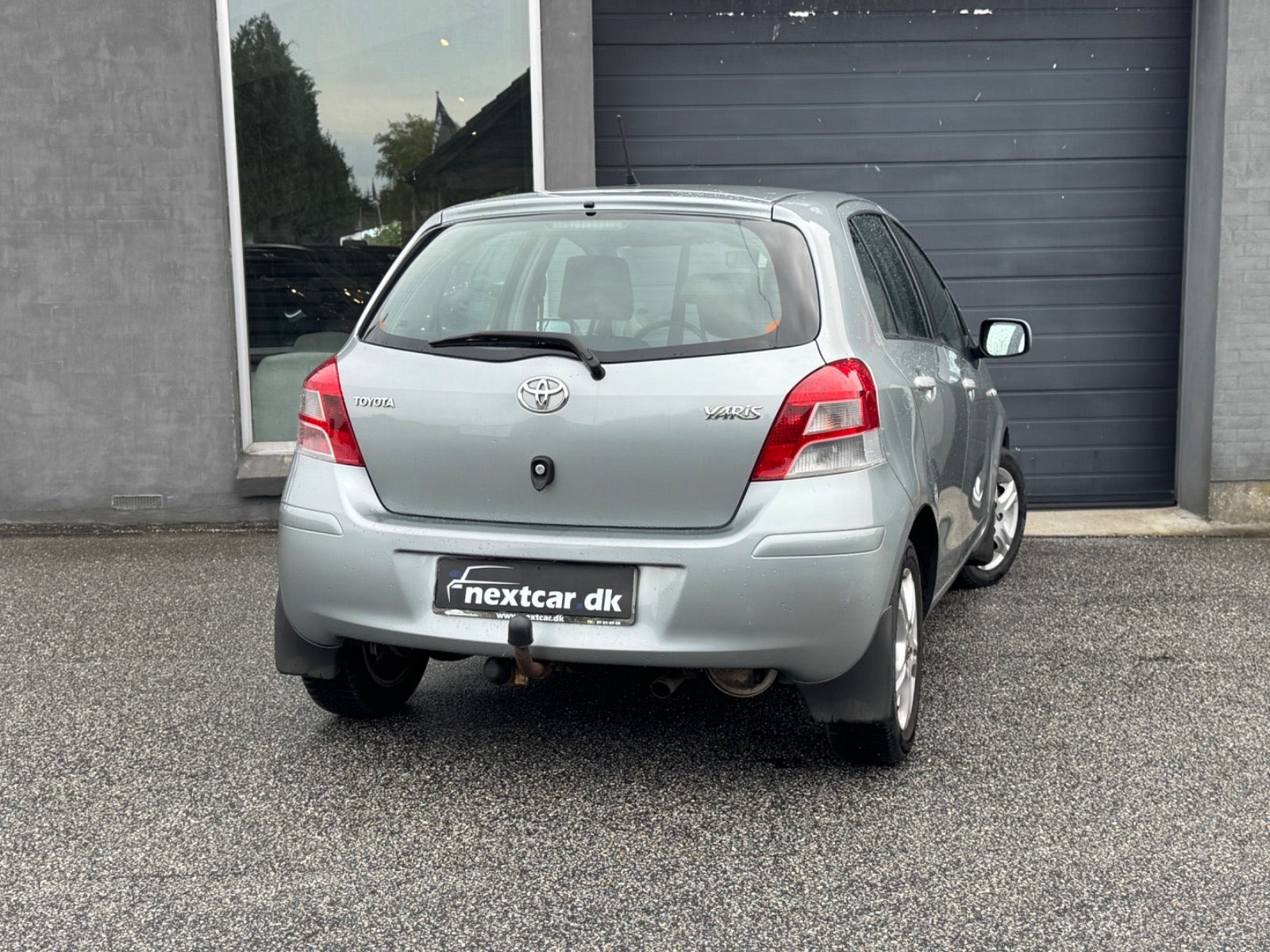 Grå Toyota Yaris fra 2010