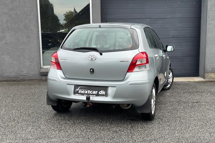 Grå Toyota Yaris fra 2010
