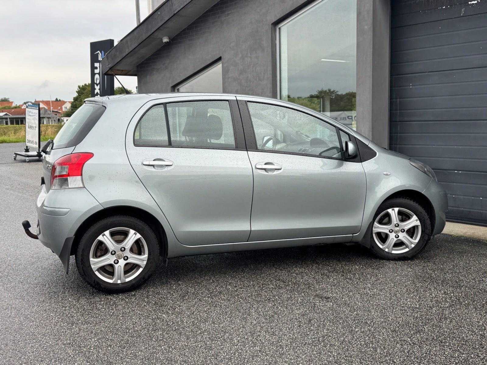 Grå Toyota Yaris fra 2010