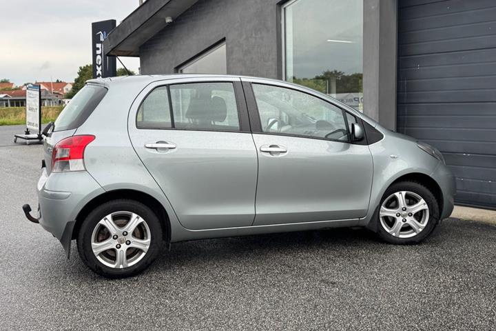 Grå Toyota Yaris fra 2010