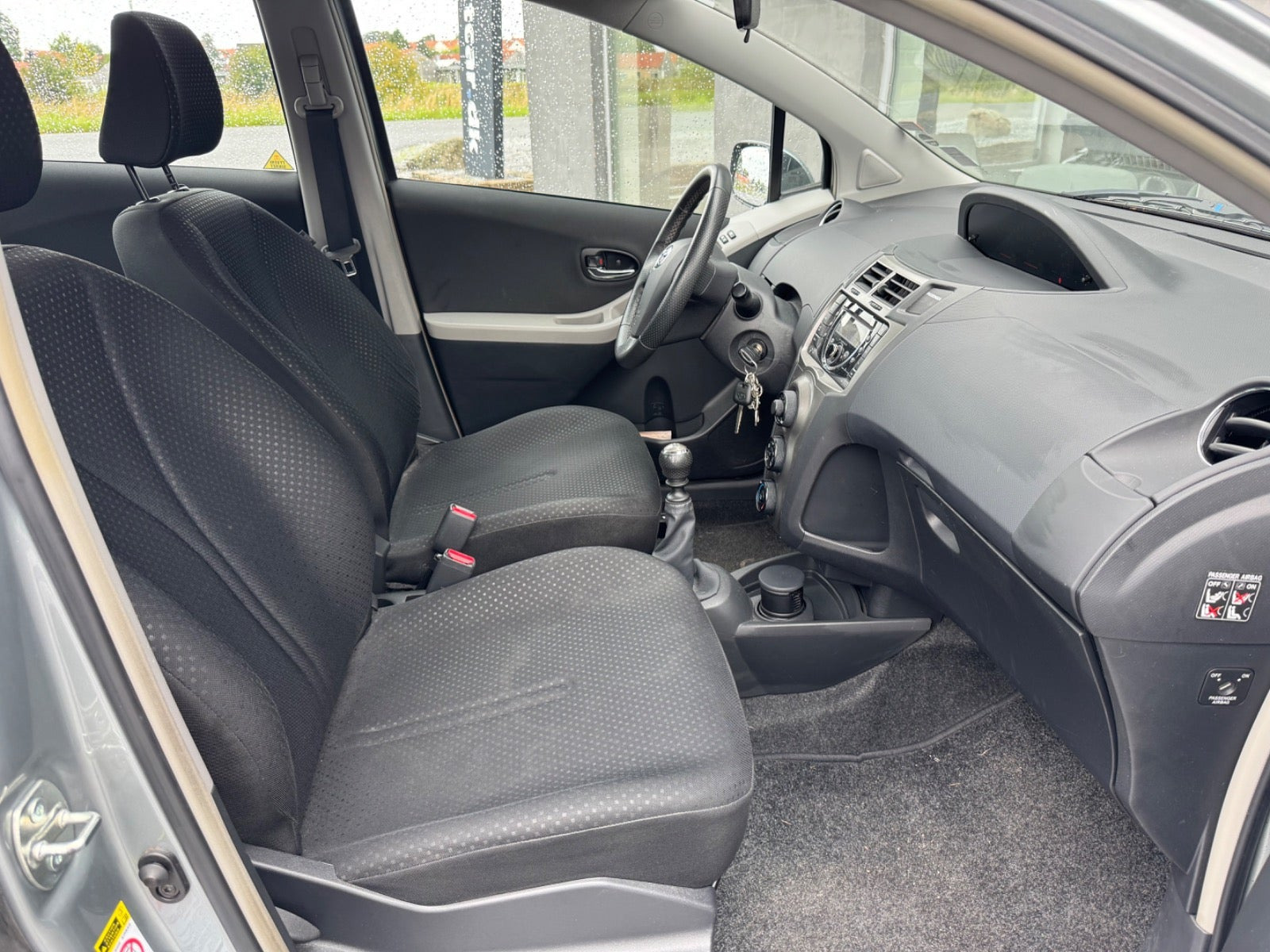 Grå Toyota Yaris fra 2010