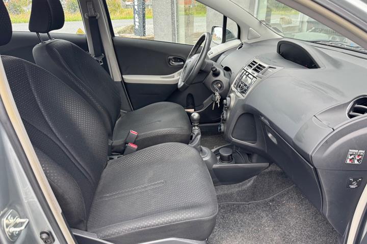 Grå Toyota Yaris fra 2010