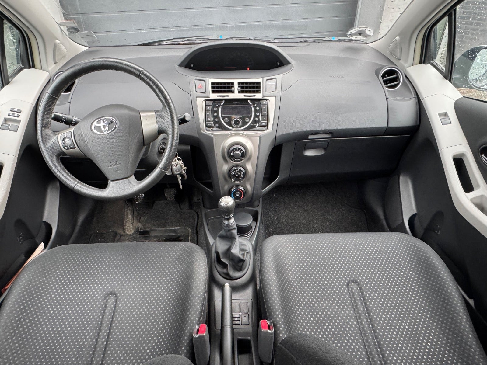 Grå Toyota Yaris fra 2010
