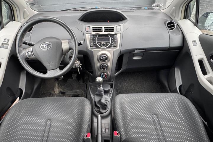 Grå Toyota Yaris fra 2010