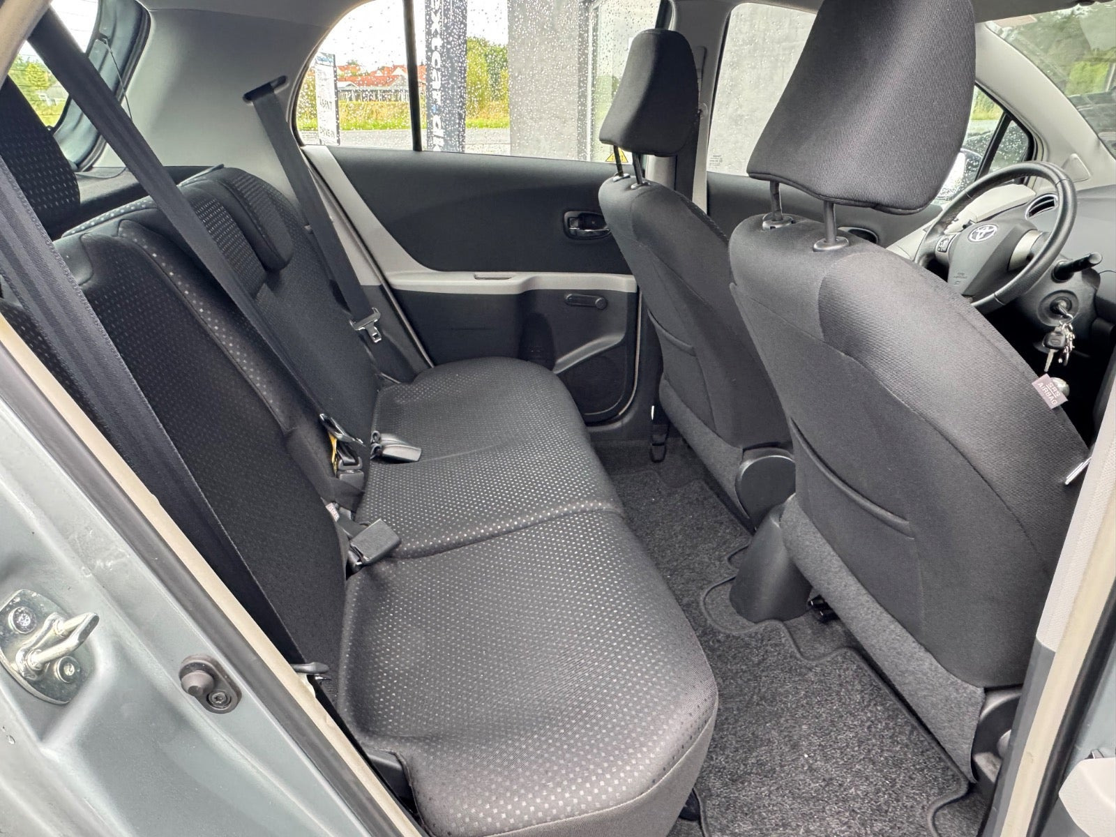 Grå Toyota Yaris fra 2010