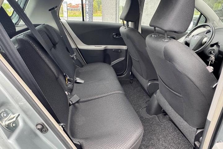 Grå Toyota Yaris fra 2010