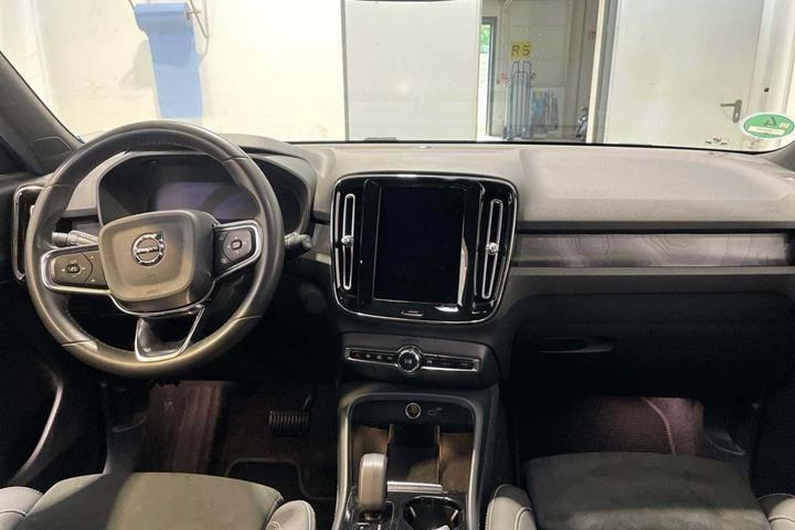 Grøn Volvo XC40 fra 2024