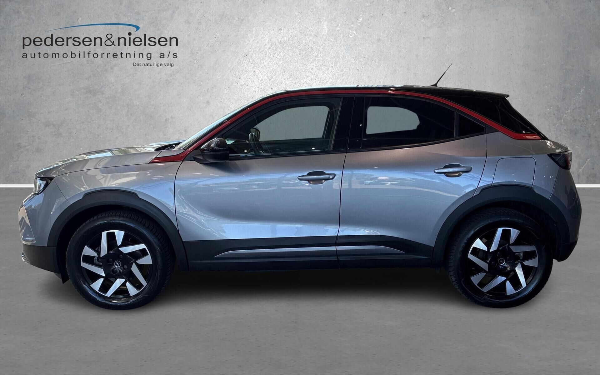 Grå Opel Mokka-e fra 2023