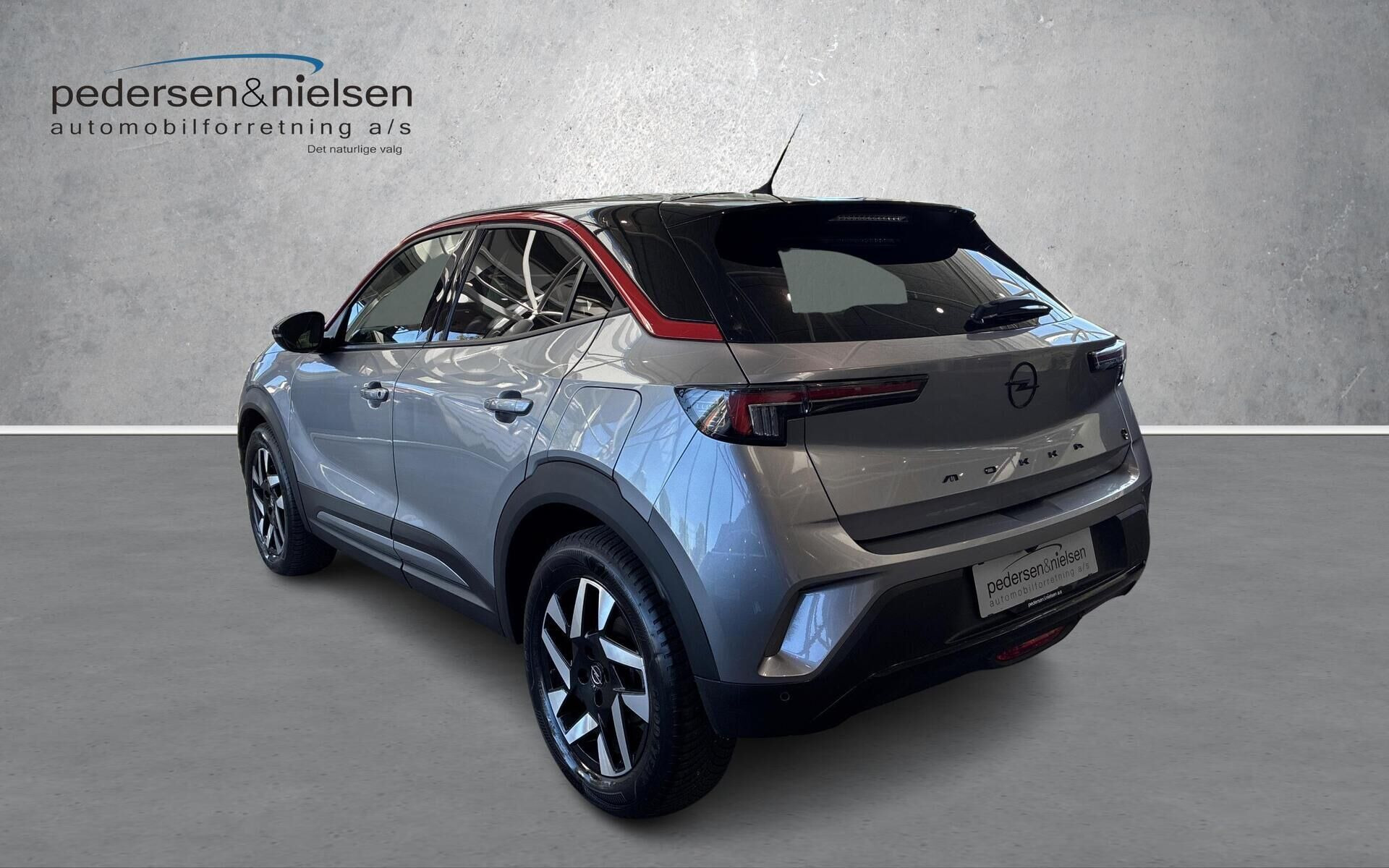 Grå Opel Mokka-e fra 2023