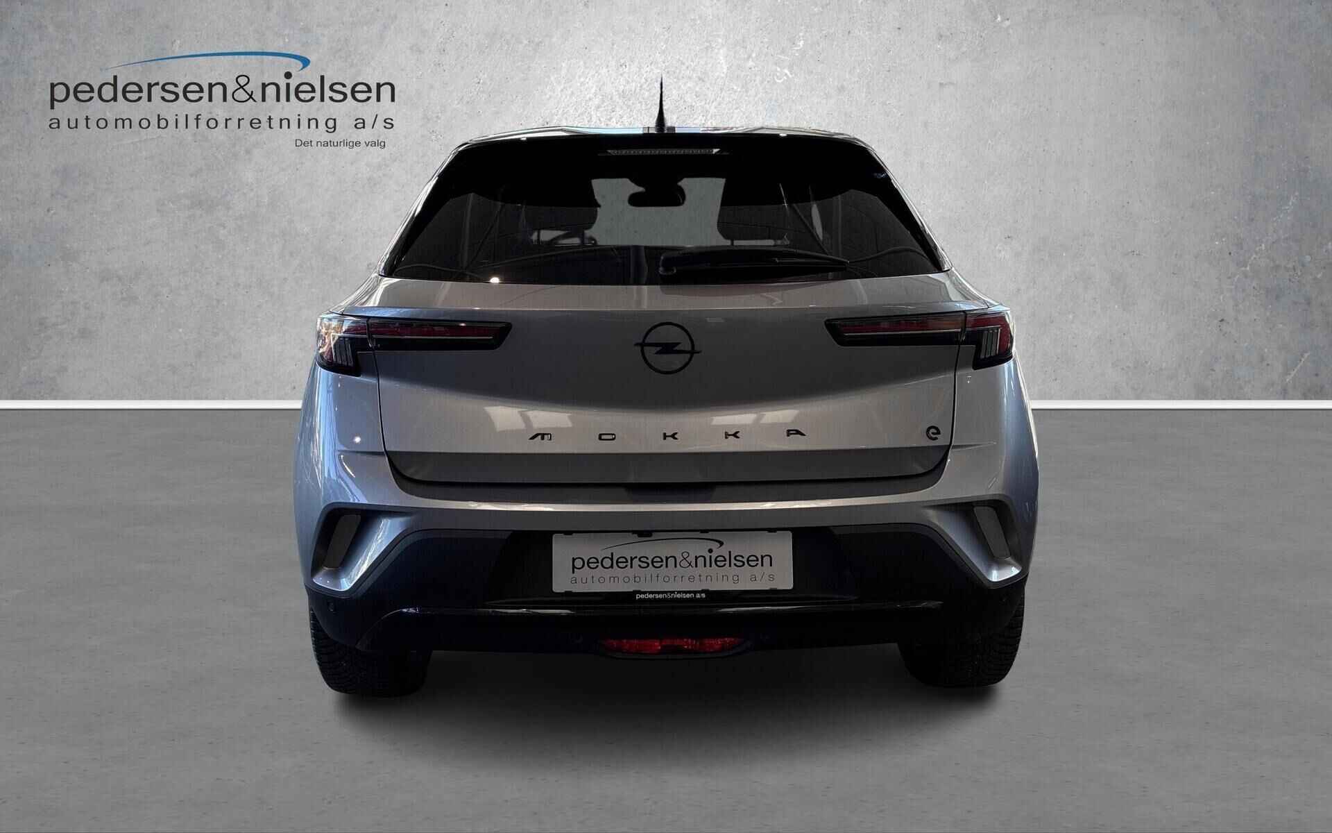 Grå Opel Mokka-e fra 2023