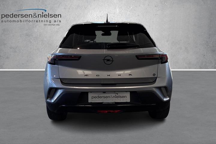 Grå Opel Mokka-e fra 2023
