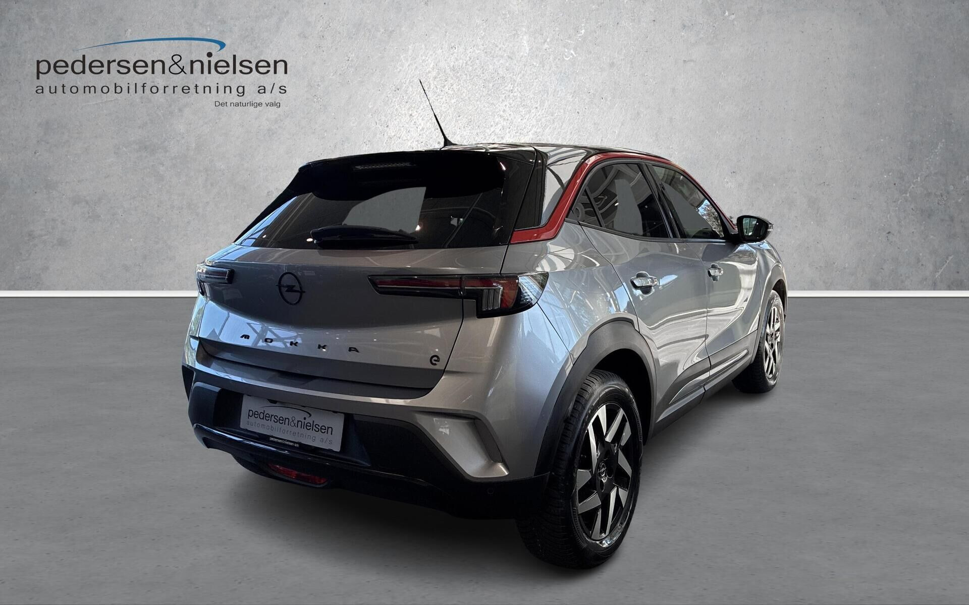 Grå Opel Mokka-e fra 2023
