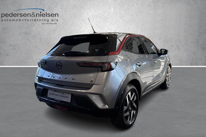Grå Opel Mokka-e fra 2023