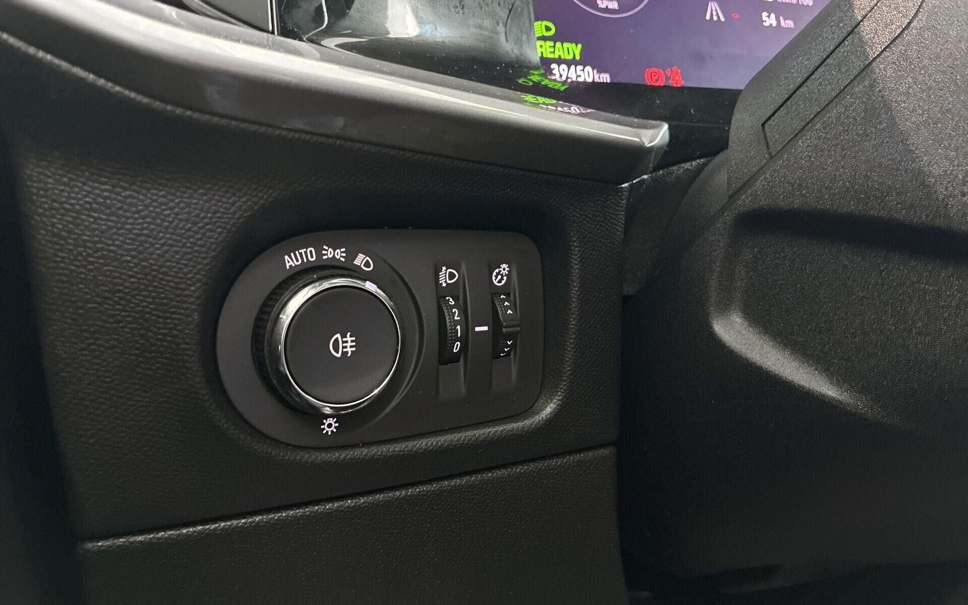 Grå Opel Mokka-e fra 2023