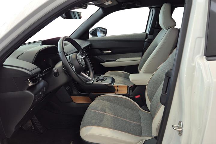 Hvid Mazda MX-30 fra 2023