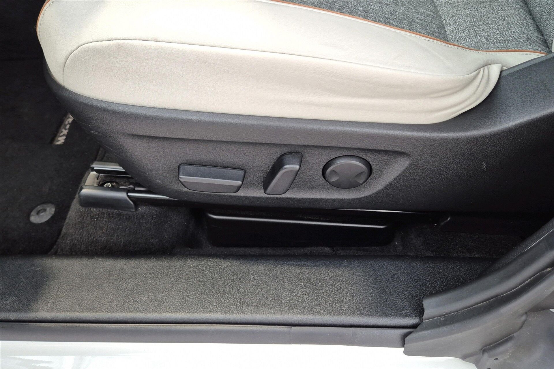 Hvid Mazda MX-30 fra 2023