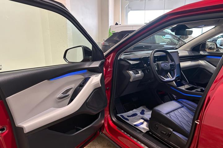 Rød Ford Explorer fra 2025