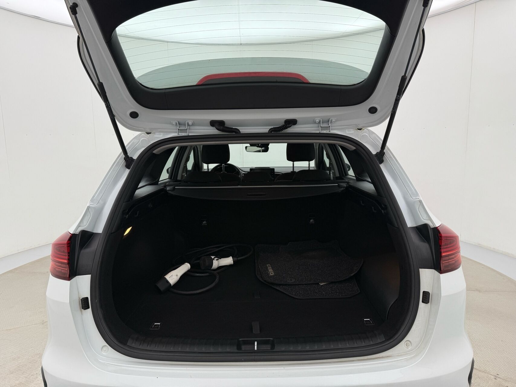 Hvid Kia Ceed fra 2023