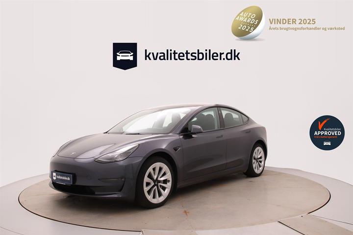 Grå Tesla Model 3 fra 2023