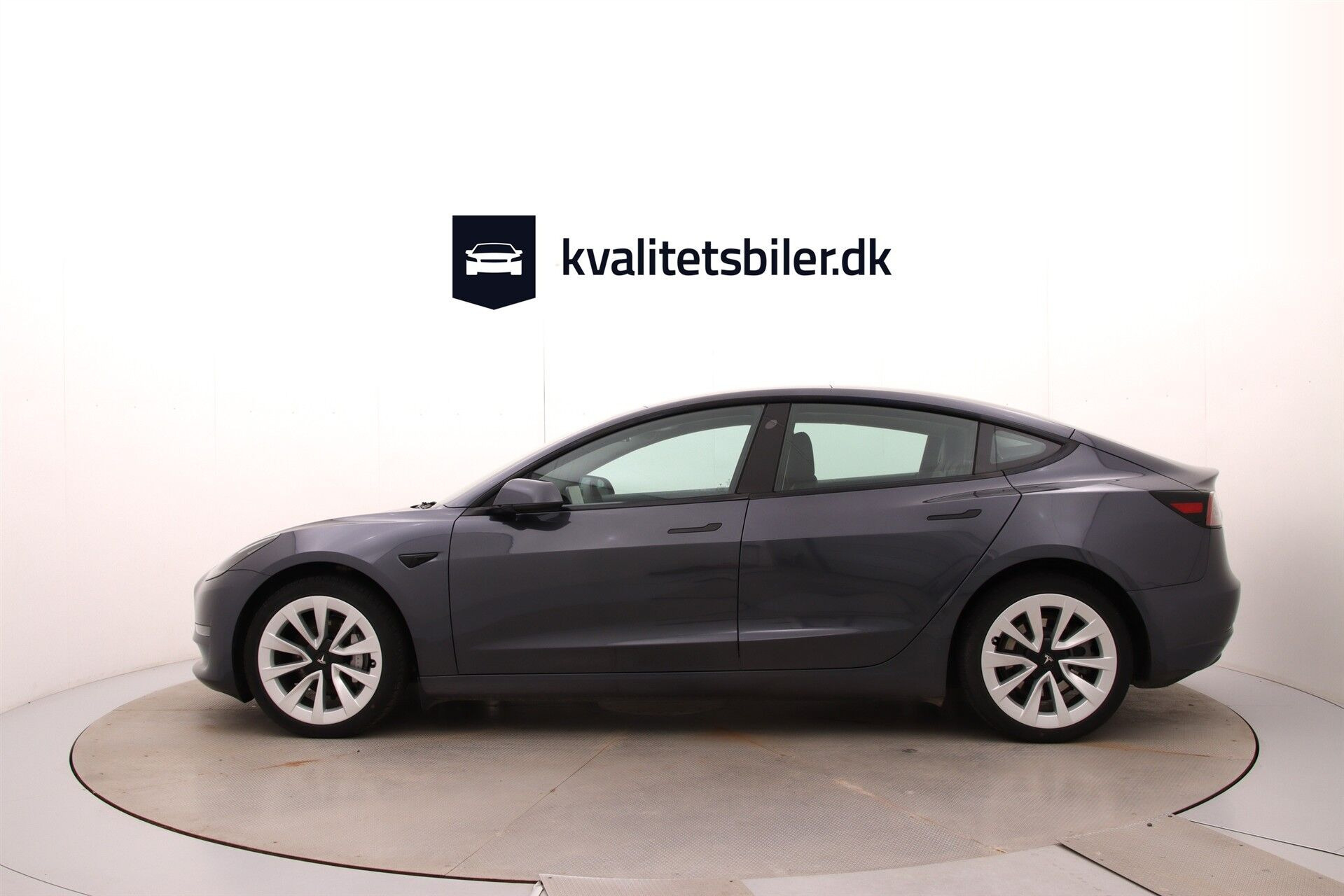 Grå Tesla Model 3 fra 2023