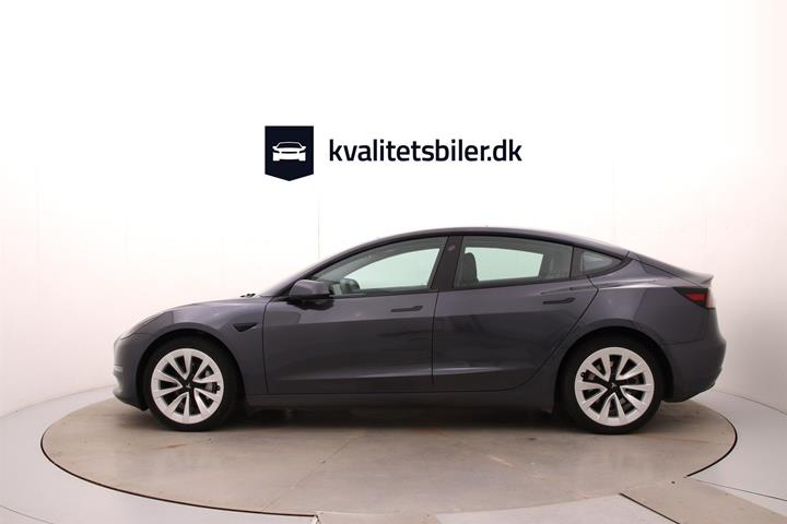 Grå Tesla Model 3 fra 2023