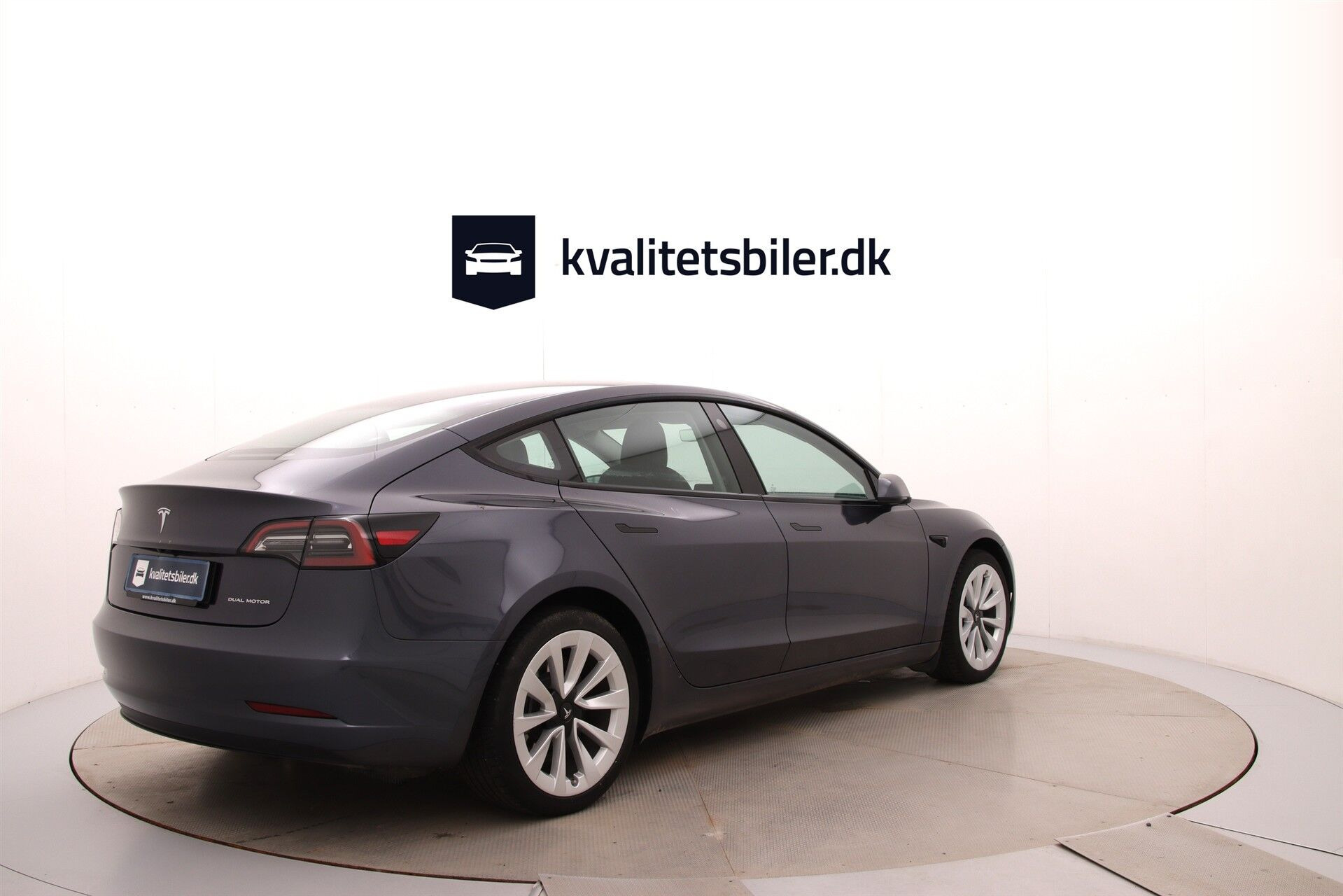 Grå Tesla Model 3 fra 2023