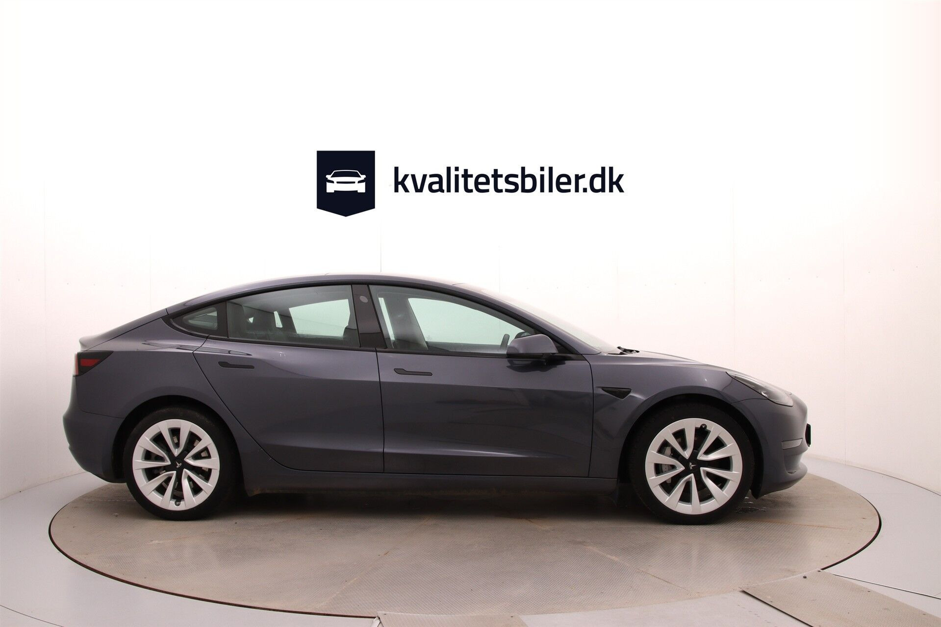 Grå Tesla Model 3 fra 2023