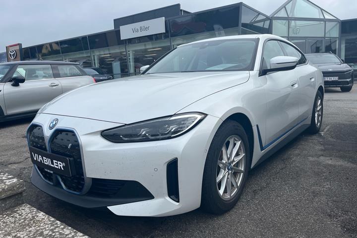 Hvid BMW i4 fra 2022 set udefra