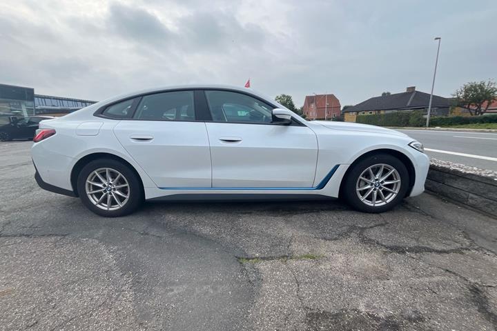 Hvid BMW i4 fra 2022