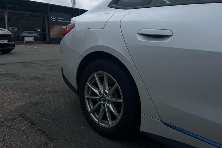 Hvid BMW i4 fra 2022