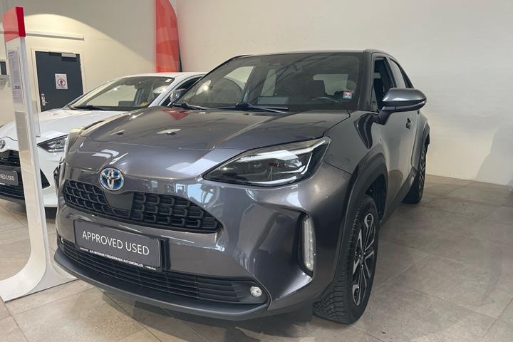 Grå Toyota Yaris Cross fra 2021 set udefra