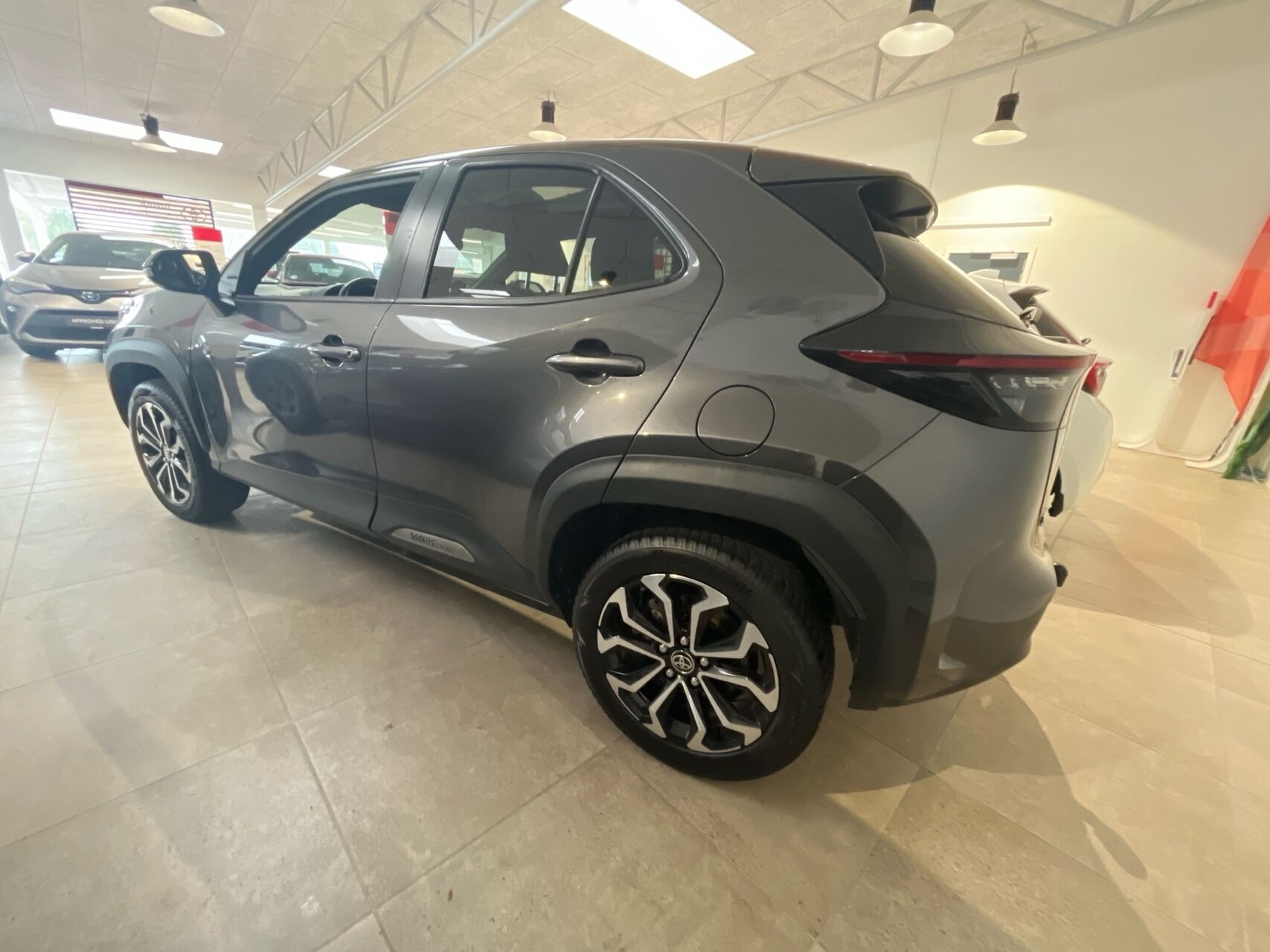 Grå Toyota Yaris Cross fra 2021