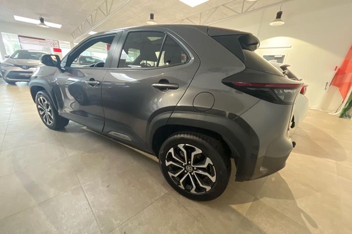 Grå Toyota Yaris Cross fra 2021