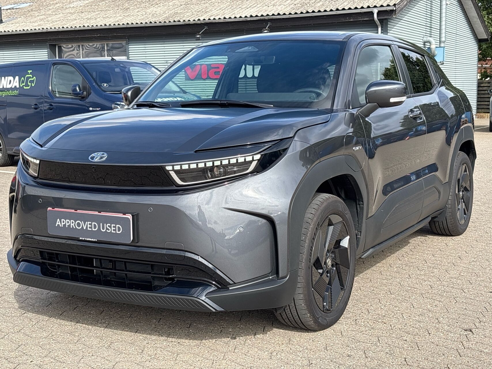 Grå Toyota Urban Cruiser SUV fra 2026
