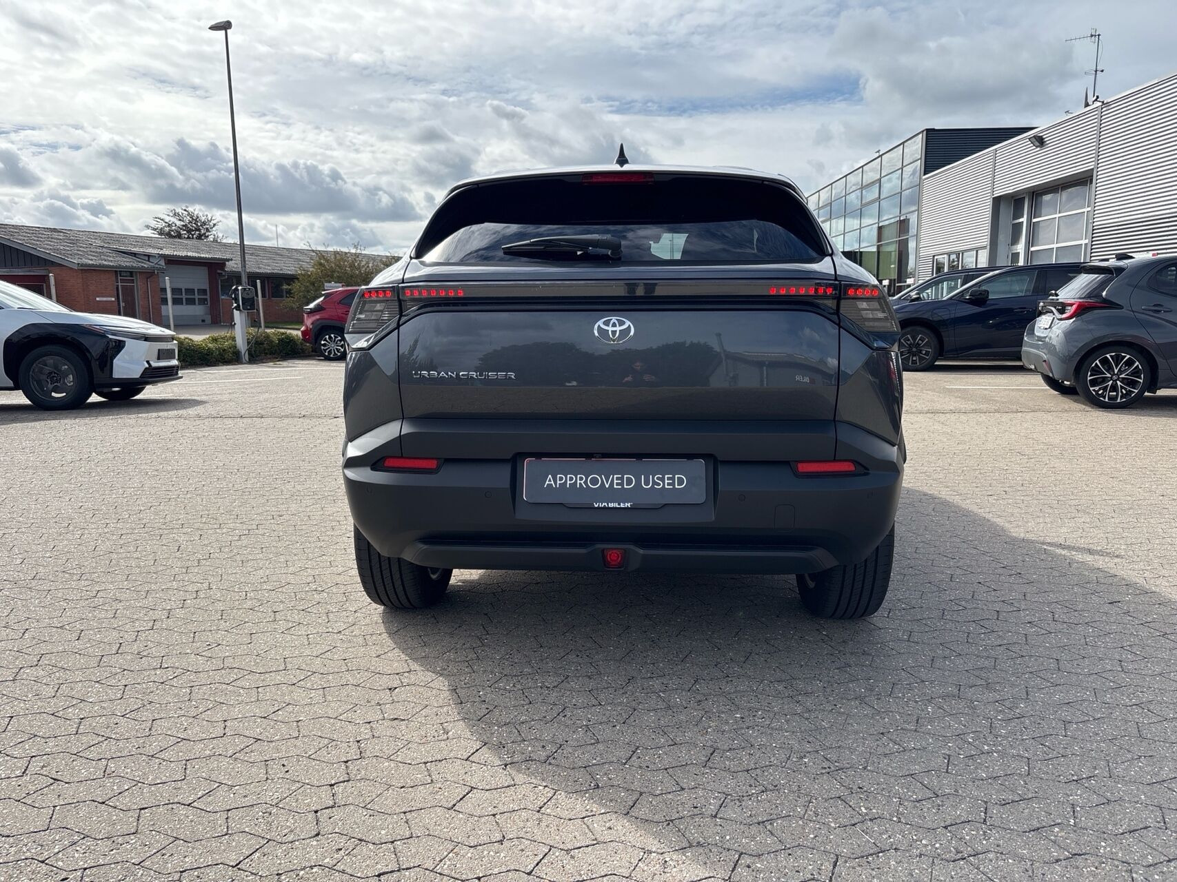 Grå Toyota Urban Cruiser SUV fra 2026