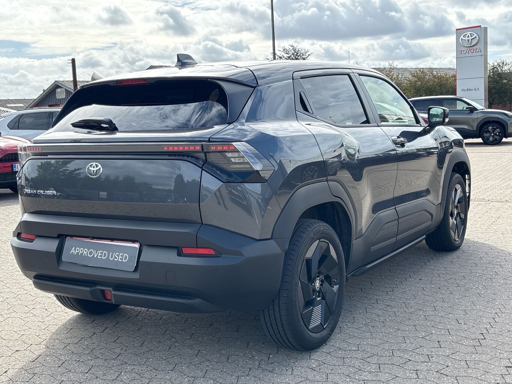 Grå Toyota Urban Cruiser SUV fra 2026