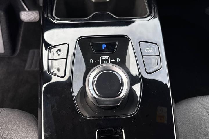 Grå Toyota Urban Cruiser SUV fra 2026
