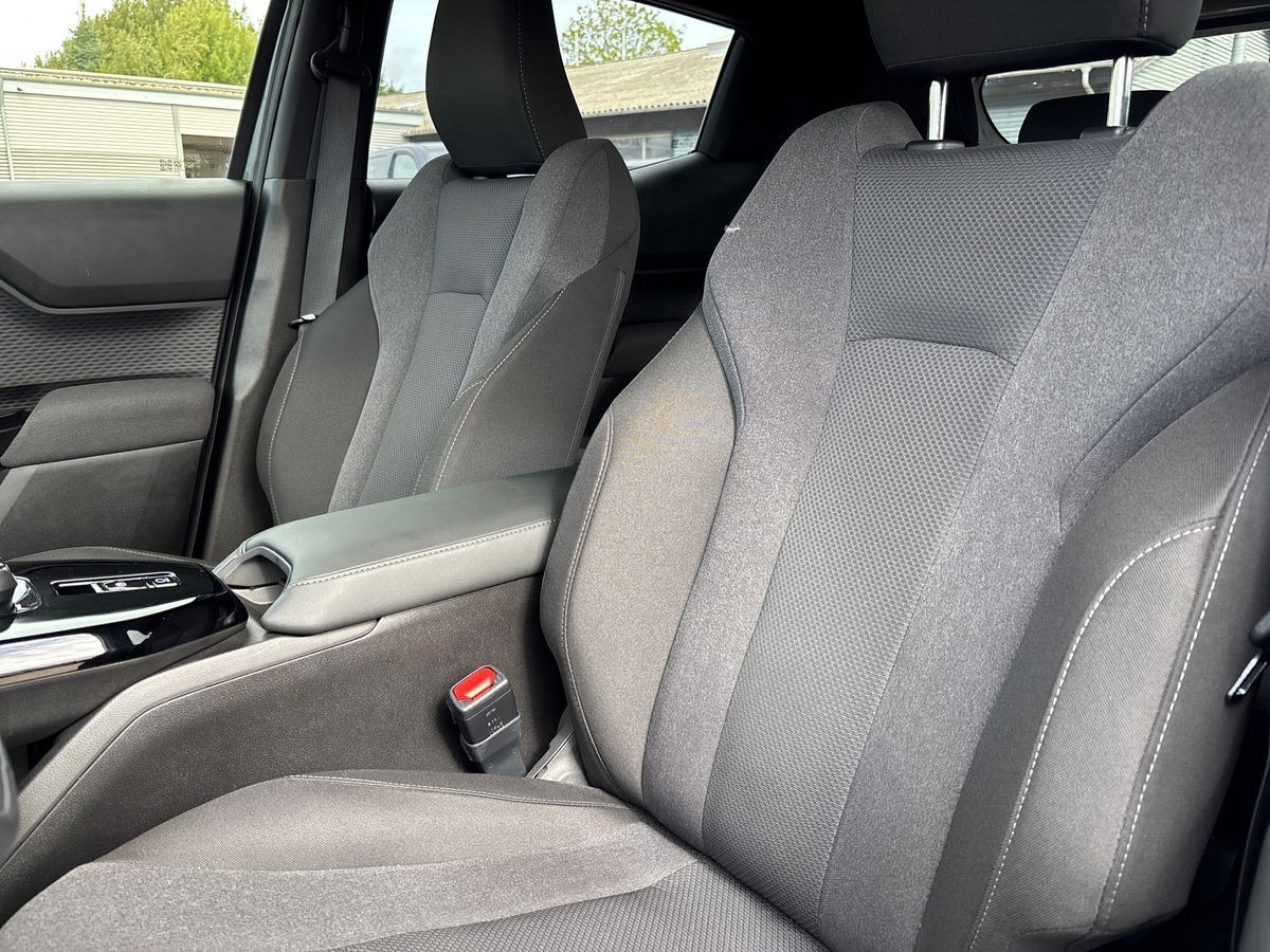 Grå Toyota Urban Cruiser SUV fra 2026
