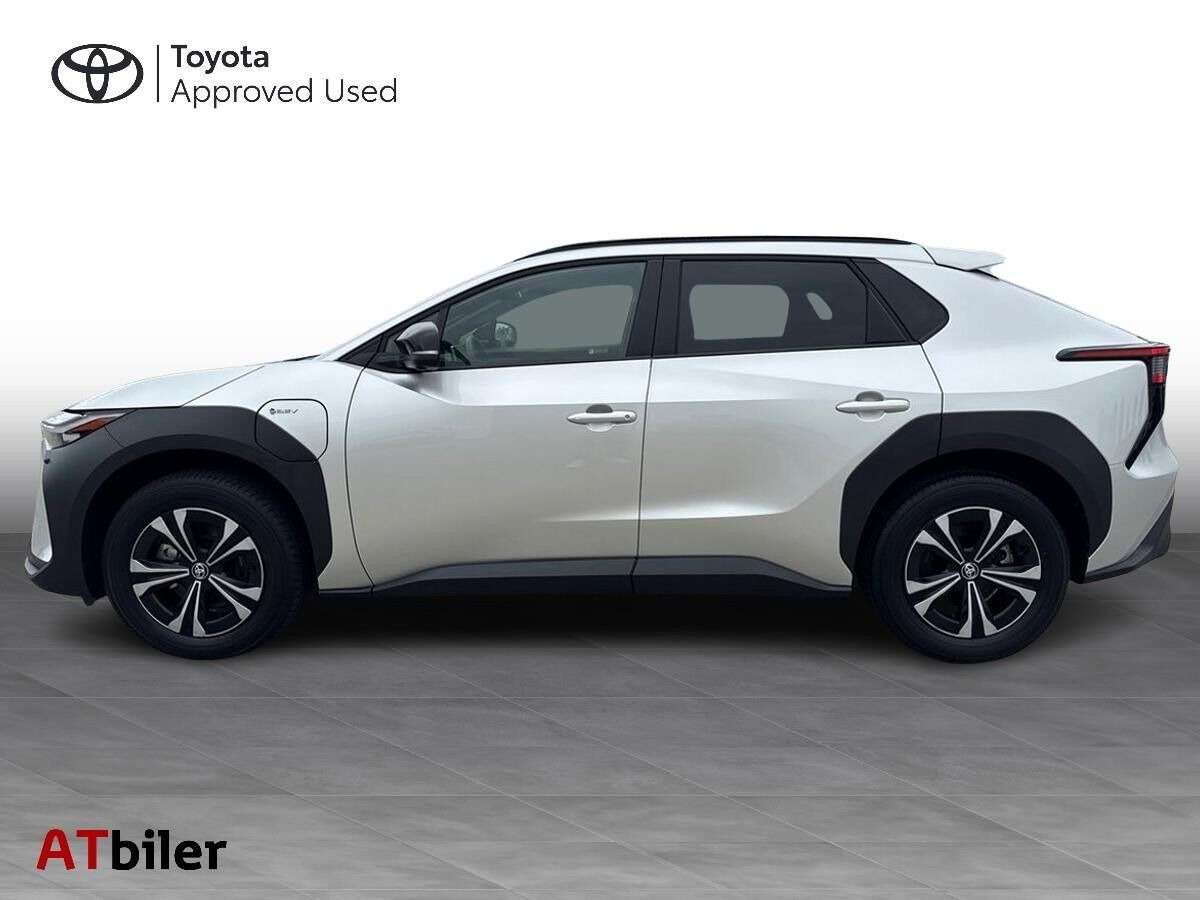 Sølv Toyota BZ4X fra 2025