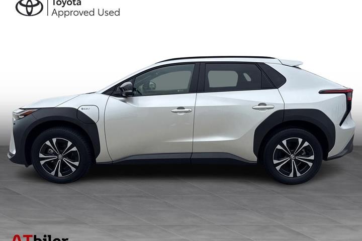 Sølv Toyota BZ4X fra 2025