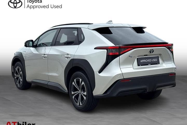 Sølv Toyota BZ4X fra 2025