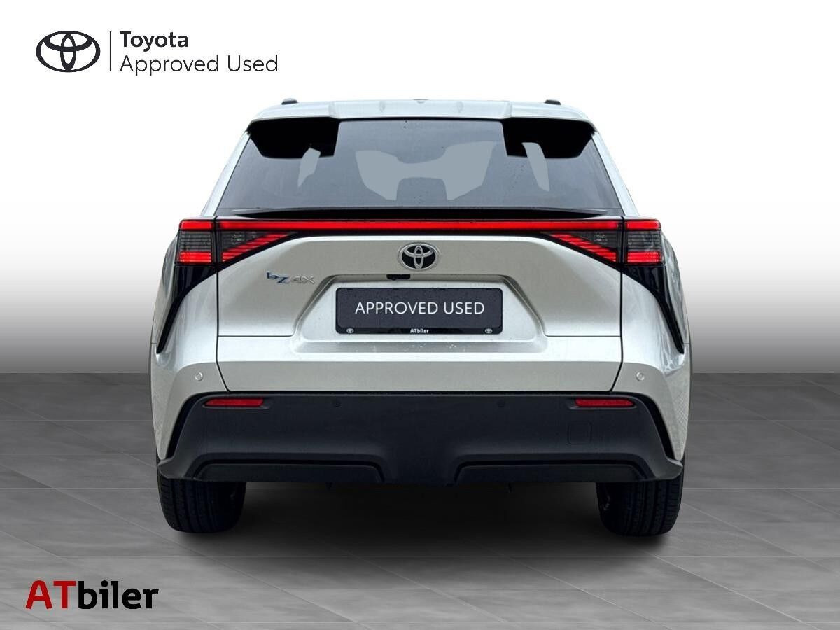 Sølv Toyota BZ4X fra 2025