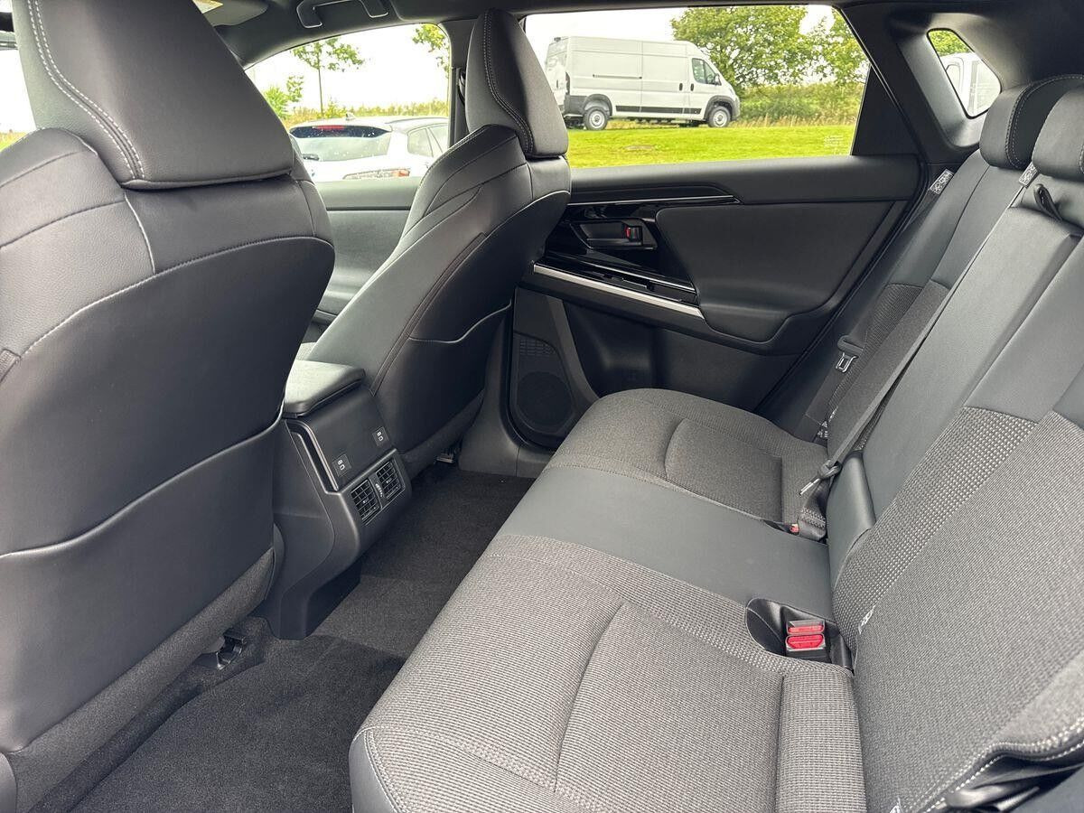 Sølv Toyota BZ4X fra 2025
