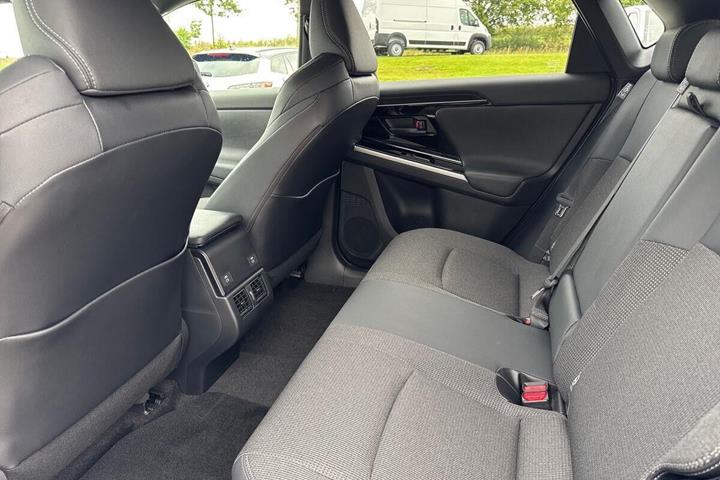 Sølv Toyota BZ4X fra 2025