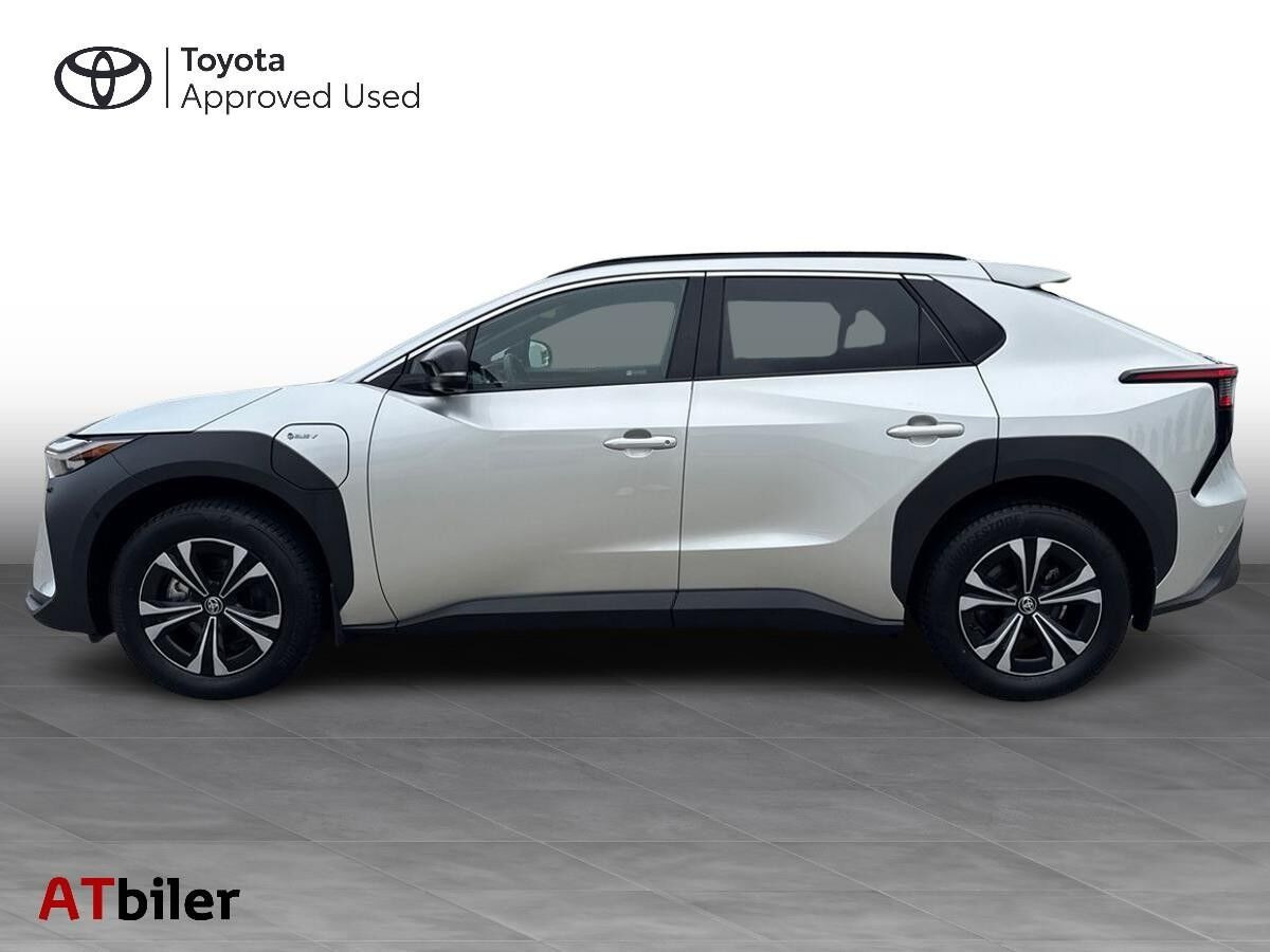 Sølv Toyota BZ4X fra 2025