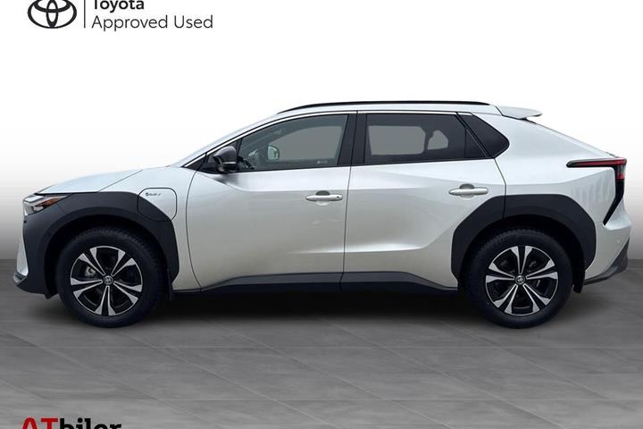 Sølv Toyota BZ4X fra 2025