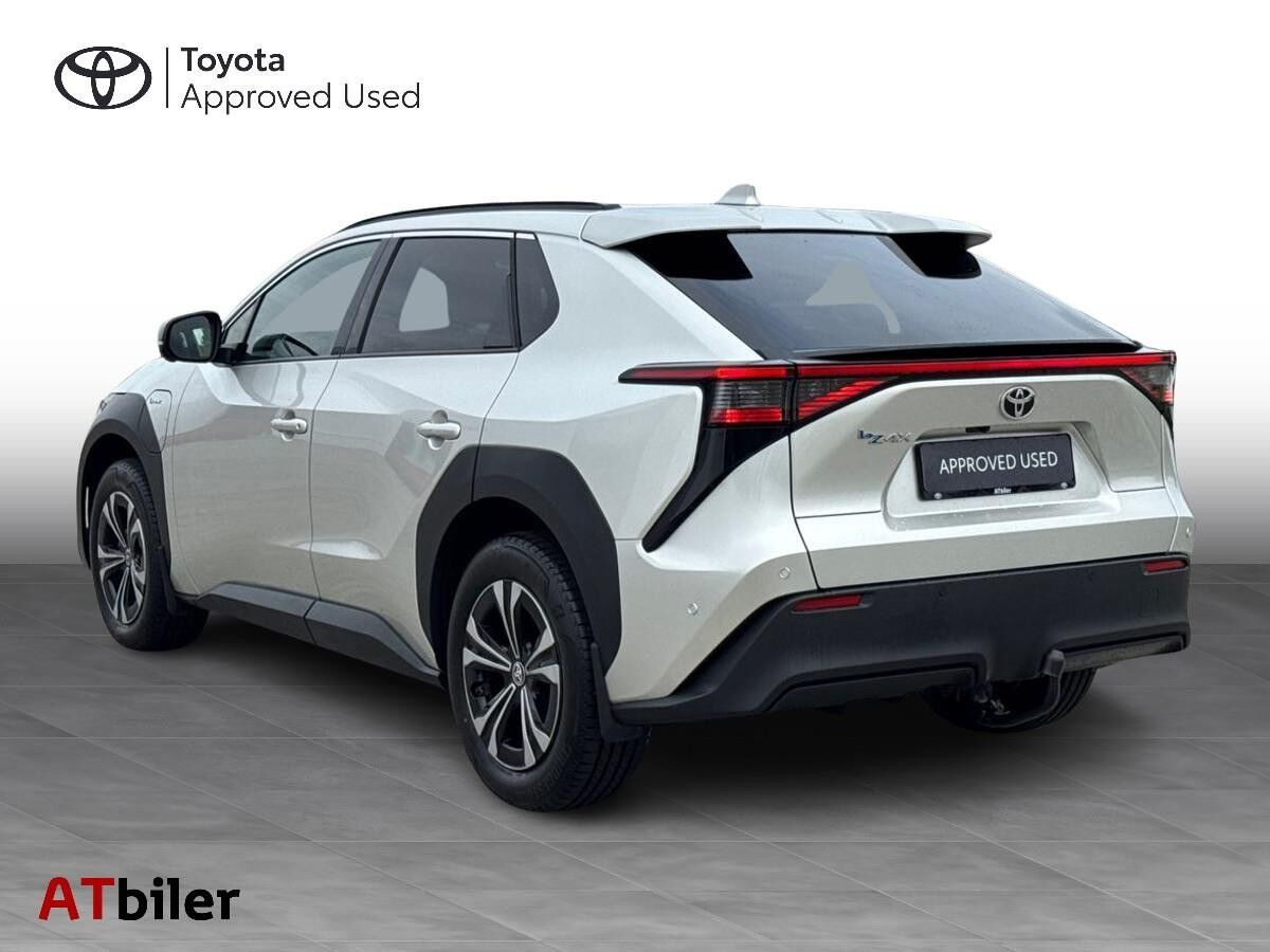 Sølv Toyota BZ4X fra 2025