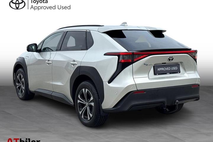 Sølv Toyota BZ4X fra 2025