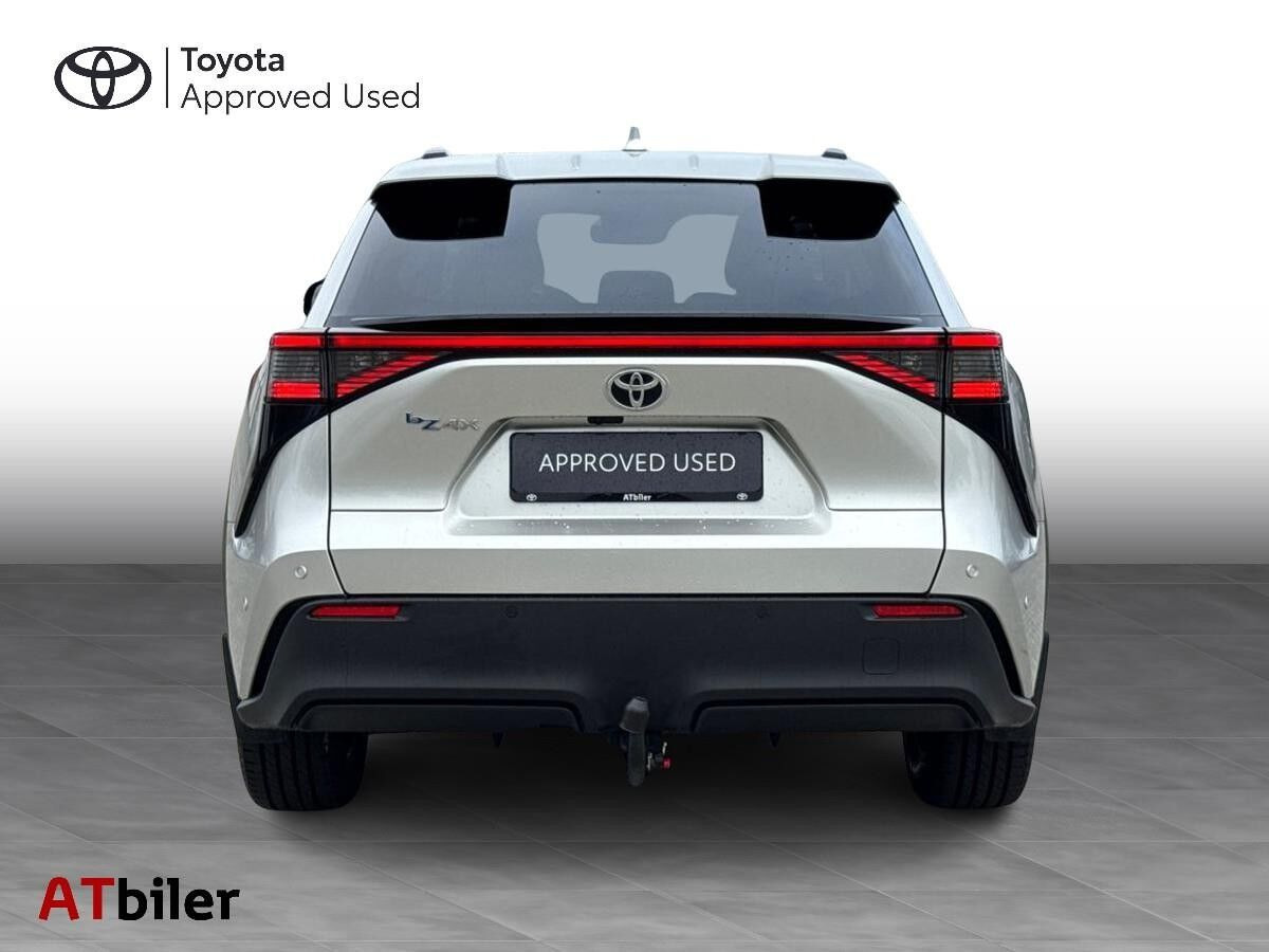 Sølv Toyota BZ4X fra 2025