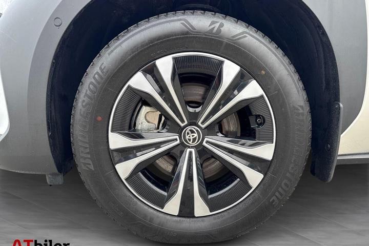Sølv Toyota BZ4X fra 2025